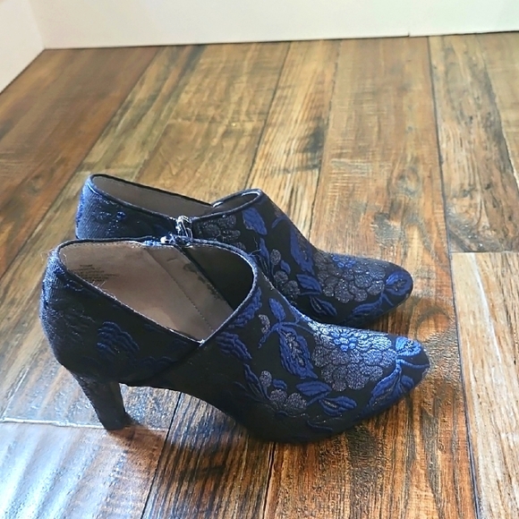 Bandolino‎ Blue & Silver Floral Embroidered Women's Shootie Heels, Ankle Boots. - Picture 1 of 11
